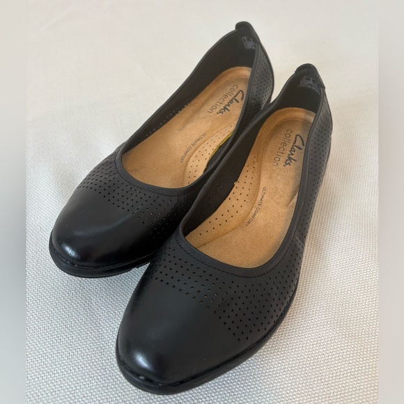 Clarks Black Flats - Picture 2 of 2